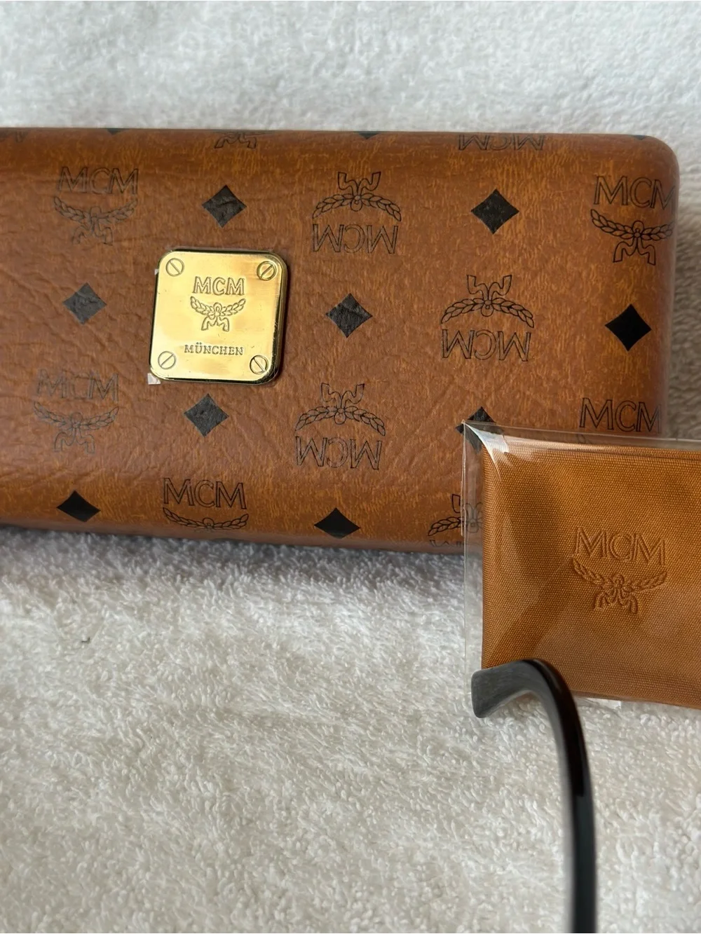 Full Inclusion MCM Black Sunglasses - Authenticated by Poizon - Picture 11 of 12